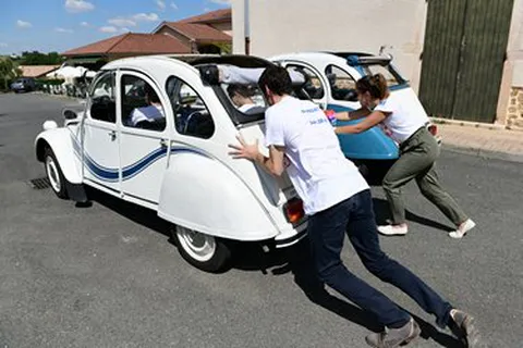 Ambiance conviviale lors du séminaire d'entreprise rallye 2CV dans le Beaujolais