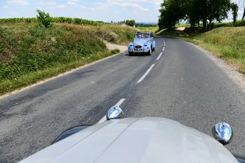 Départ du rallye 2CV lors du séminaire d'entreprise dans le Beaujolais, animation team building