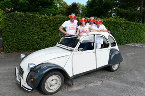 Esprit d'équipe lors du rallye 2CV Beaujolais, participants collaborant lors du team building