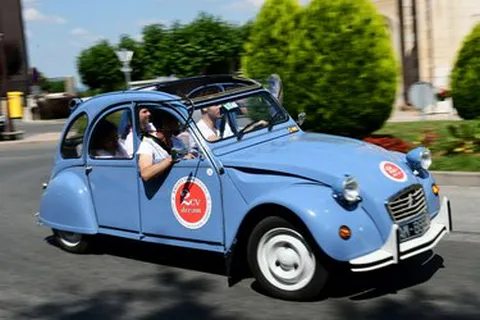Citroën 2CV traversant les vignobles du Beaujolais lors du rallye team building entreprise