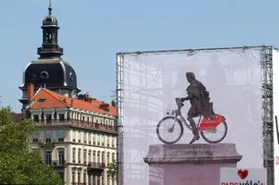 Photomontage Louis XIV à vélo réalisé pour le lancement de Vélo'v à Lyon – place Bellecour