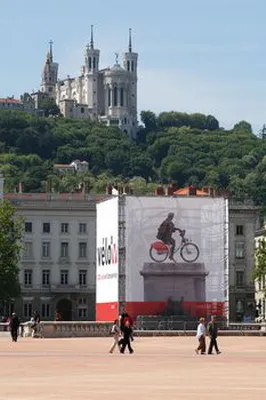 Installation de bâches grand format place Bellecour à Lyon pour le lancement de Vélo'v – reportage photo