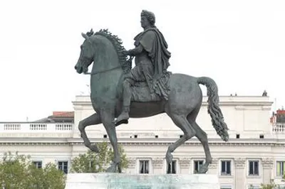 Statue Louis XIV place Bellecour à Lyon photographiée pour un photomontage Vélo'v – photographie haute définition