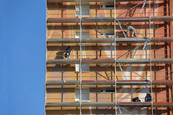 Reportage photo peintre sur échafaudage suivi chantier fresque murale Lyon