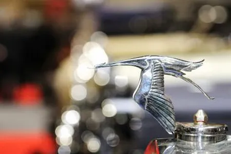 Bouchon de radiateur en forme de cigogne d'une Hispano-Suiza ancienne