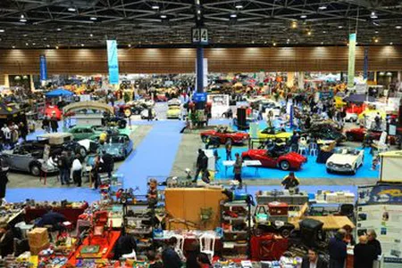 Vue intérieure du salon Epoqu'Auto à Eurexpo Lyon et ses véhicules de collection