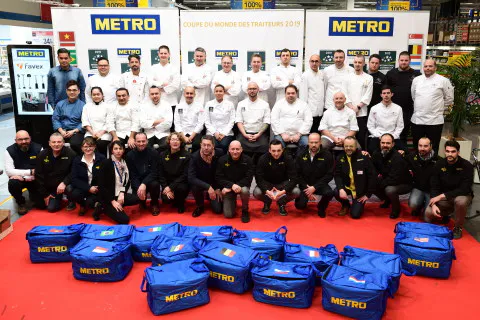Photo de groupe des 12 équipes finalistes de la Coupe du Monde des Traiteurs au Sirha Lyon