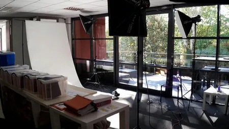 Portrait en studio photo mobile installé dans une entreprise à Lyon – photographe trombinoscope Philippe Théry