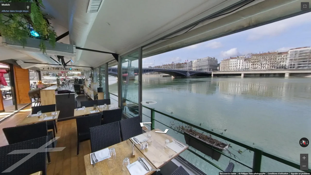 visite virtuelle immersive du restaurant Le Modulo à Lyon : vue panoramique de la terrasse sur la péniche et des quais du Rhône