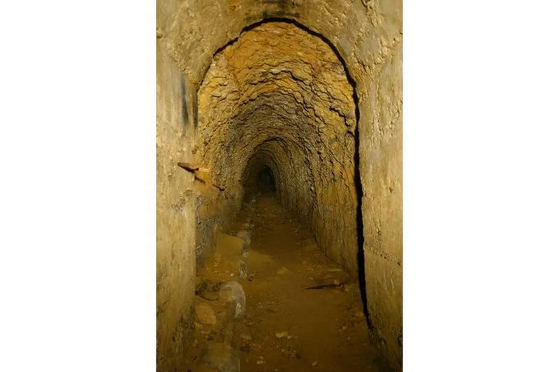 Lyon Souterrain galerie des contrebandiers creuse dans la roche credit photo Philippe Théry Photographe