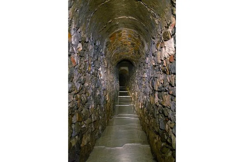 Souterrain sous quartier saint irenee Lyon avec sol recouvert de calcaire credit photo Philippe Théry Photographe