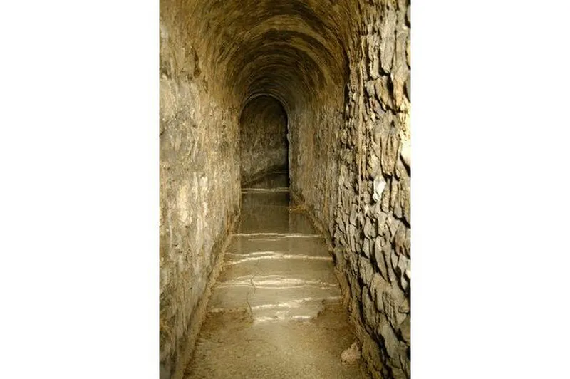 Souterrain quartier saint irenee Lyon avec sol recouvert de calcaire credit photo Philippe Théry Photographe