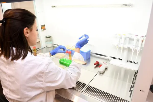 reportage photo manipulation en laboratoire pour dossier de presse INPI