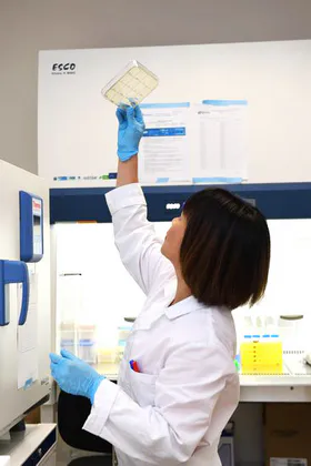 portrait professionnel de Mai Huong Chatain Ly fondatrice de Vetophage, reportage photo en laboratoire
