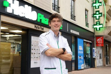 portait professionnel sante pharmacien devant la facade de son officine credit photo Philippe Thery