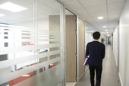 photographe entreprise reportage couloir locaux