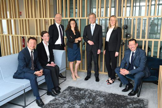 photo de groupe corporate avec retouche incrustation personnage credit photo: Philippe Thery