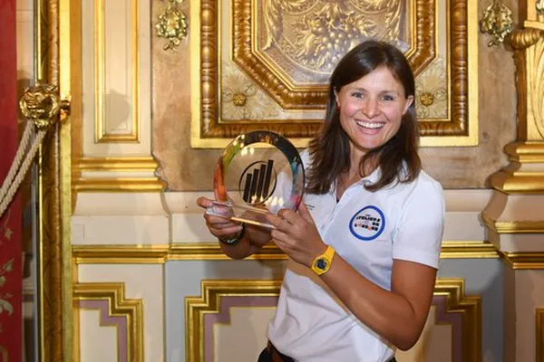 Portrait d un lauréat lors d une cérémonie de remise de prix entrepreneur