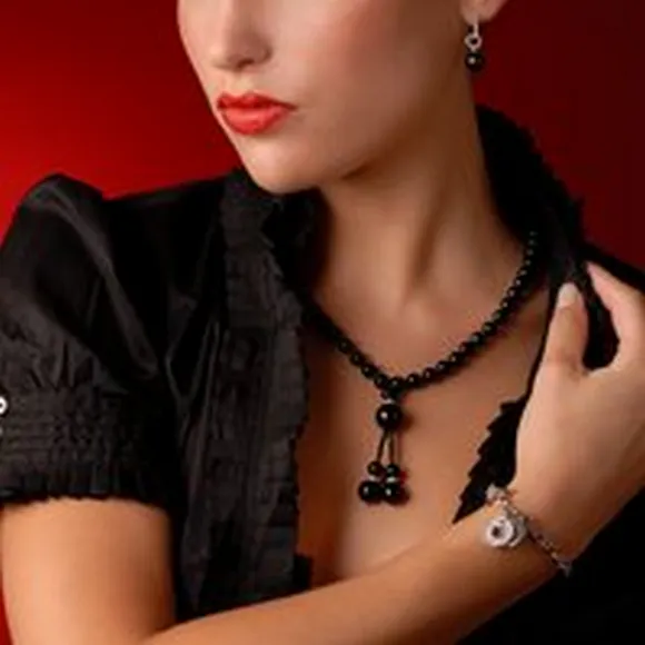 Photographie de bijoux portés sur mannequin pour communication visuelle à Lyon