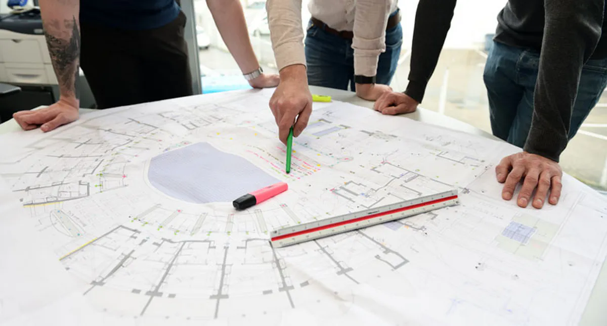 Illustration professionnelle de collaborateurs travaillant sur des plans pour la communication d'une entreprise
