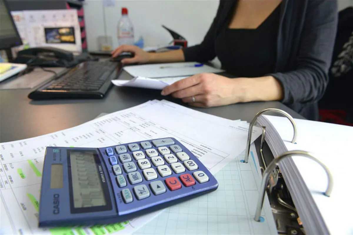 Scène de travail en cabinet comptable avec calculatrice, photo d'illustration réalisée lors d'un reportage photo d'entreprise à Lyon