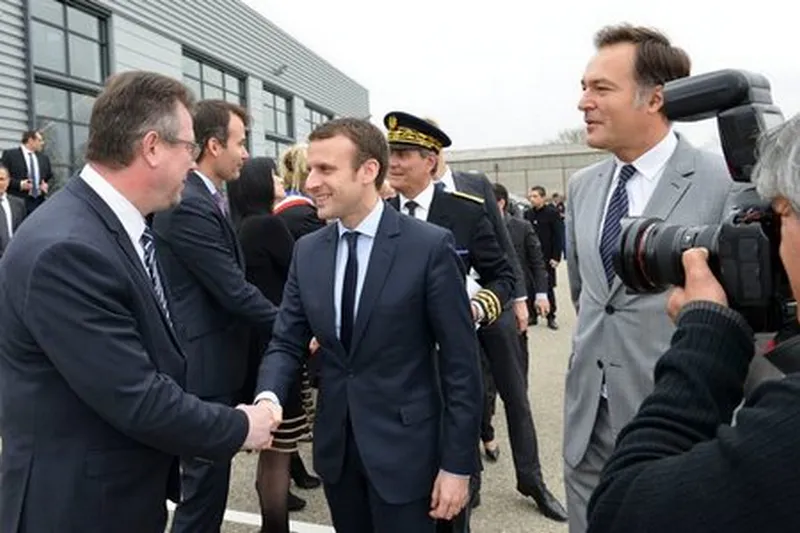 Visite officielle d un site industriel par le ministre de l Economie Emmanuel Macron photographiée en reportage photo institutionnel en entreprise