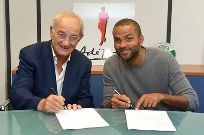 Signature officielle entre le Groupe Adequat et Tony Parker lors d un evenement corporate photographié en reportage evenementiel