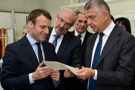 visite entreprise Serge Ferrari par le ministre Emmanuel Macon credit photo Philippe Thery photographe