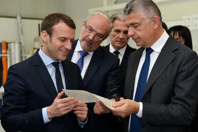 Visite d un site industriel par le ministre Emmanuel Macron au sein de l entreprise Serge Ferrari photographiée en reportage evenementiel professionnel