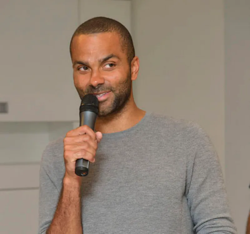 Tony Parker prenant la parole lors d un evenement d entreprise du Groupe Adequat photographié en reportage evenementiel