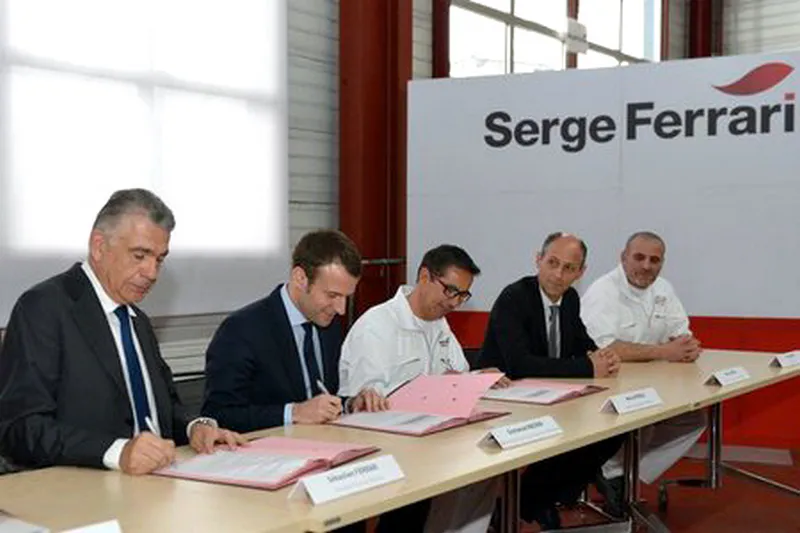 Signature officielle en entreprise lors de la visite du ministre Emmanuel Macron photographiée en reportage photo institutionnel