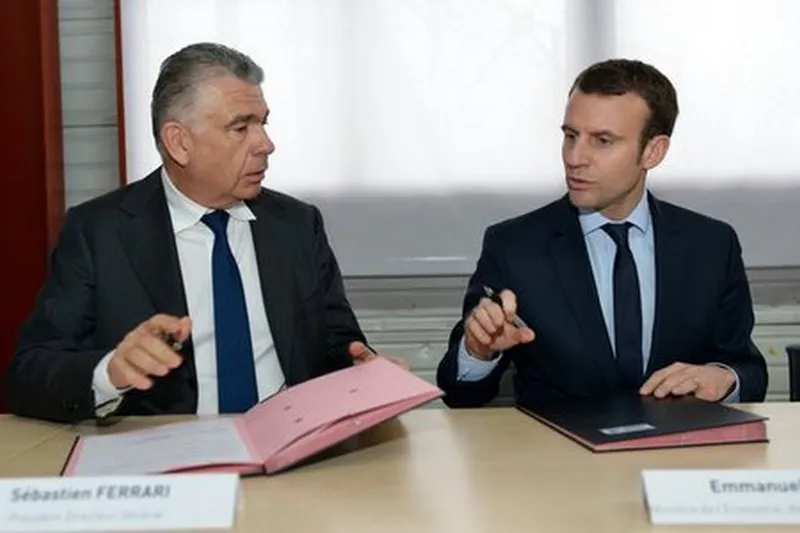 Signature de convention entre l entreprise Serge Ferrari et le ministre Emmanuel Macron photographiée en reportage evenementiel institutionnel
