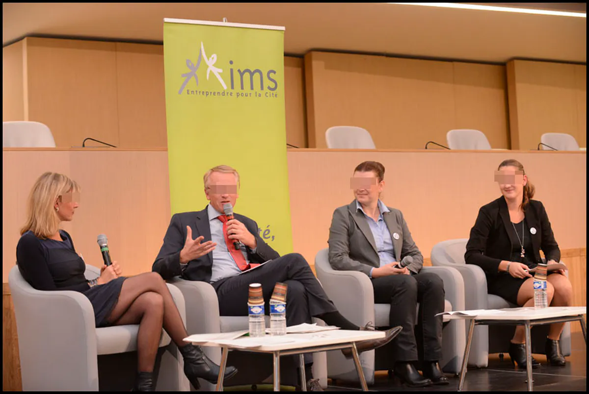 Personnalité institutionnelle présentant et commentant une signature de convention à l Hôtel de Région Auvergne-Rhône-Alpes