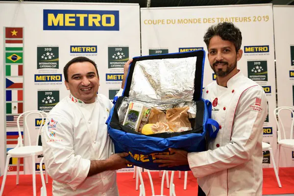 photo quipe  Catering Cupg presentant leurs selection de produits