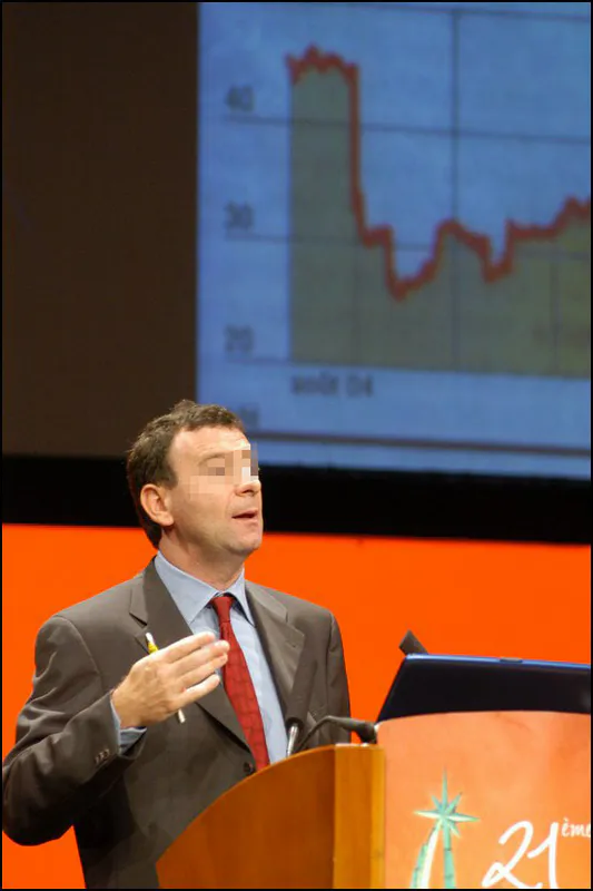 Conférencier s adressant à son auditoire lors d une conférence professionnelle au Palais des Congrès de Lyon, avec graphique projeté en arrière-plan