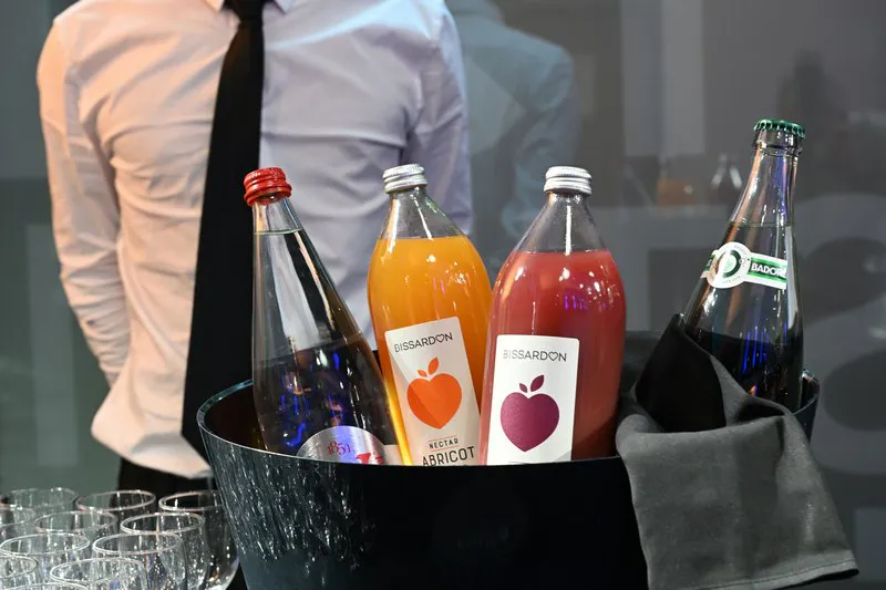 Service boissons lors du cocktail de la remise de diplôme ISTELI Lyon