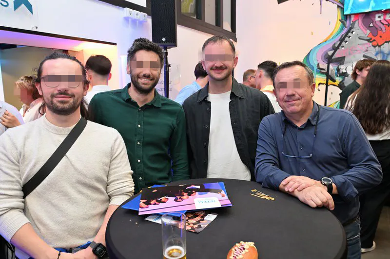Diplômés ISTELI attablés lors du cocktail de fin de cérémonie de remise de diplôme Lyon