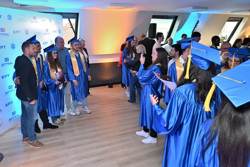 Diplômés ISTELI Lyon avec leurs familles lors du cocktail de fin de cérémonie