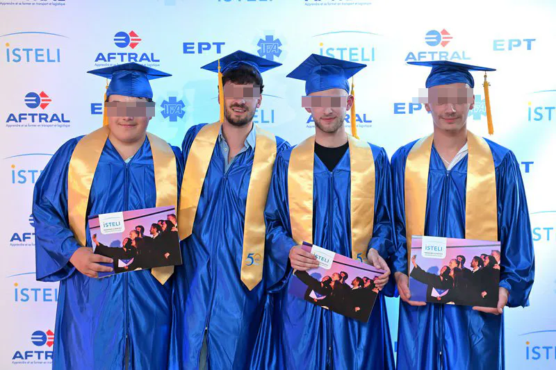 Groupe de diplômés en toge bleue et dorée devant le mur ISTELI lors de la remise de diplôme à Lyon
