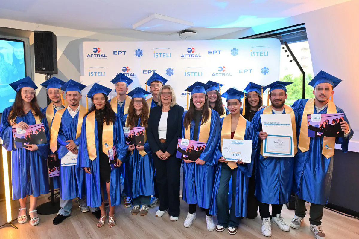 Photo de promotion des diplômés ISTELI Lyon en toge bleue avec la directrice