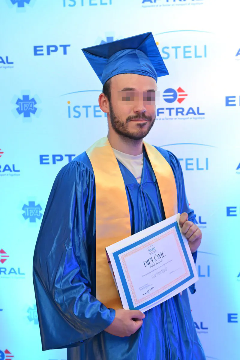 Portrait d'un diplômé ISTELI Lyon tenant son parchemin lors de la remise de diplôme