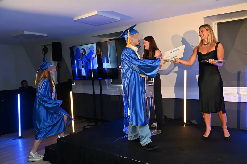 Remise de diplôme sur le podium de la cérémonie ISTELI Lyon, diplômé et jury