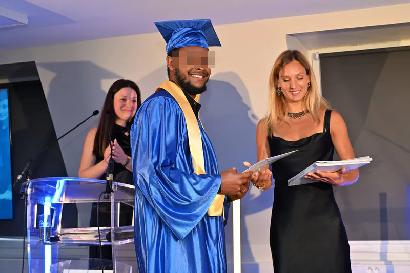 Diplômé ISTELI Lyon recevant son parchemin sur scène lors de la cérémonie de remise de diplôme