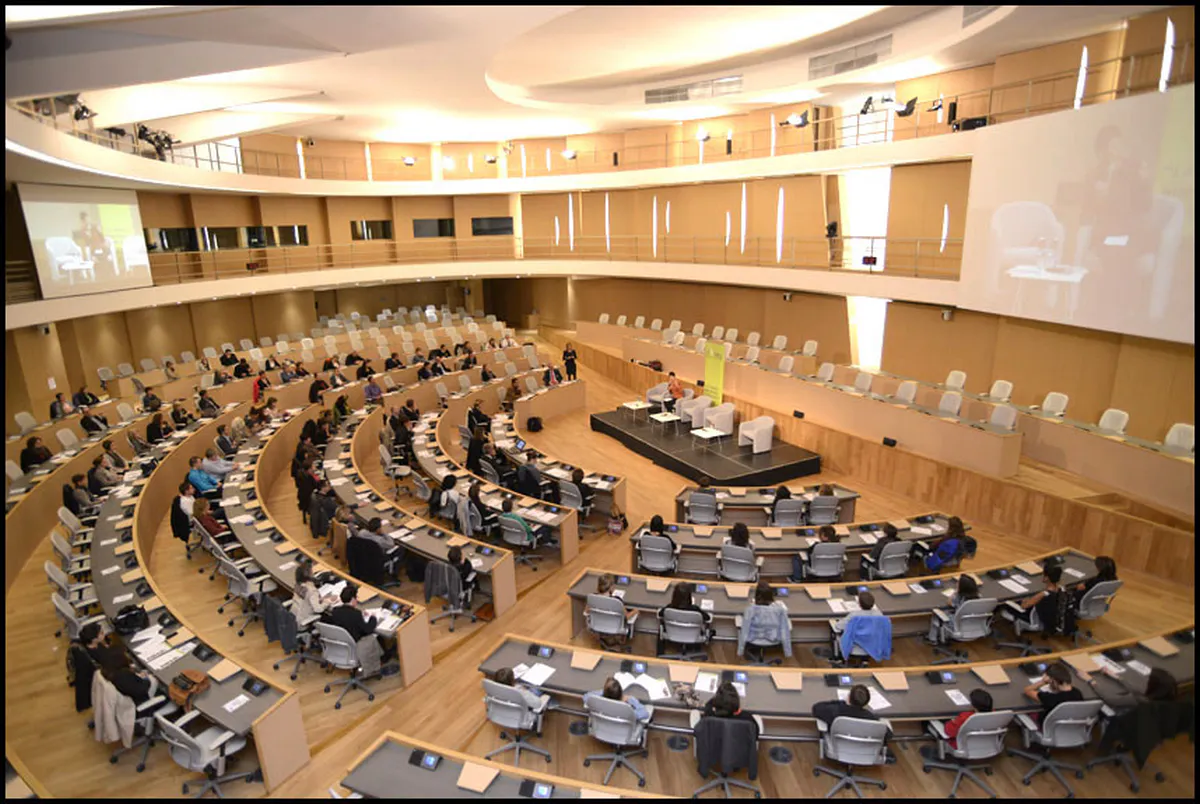 Vue de la salle amphithéâtre de l Hôtel de Région Auvergne-Rhône-Alpes lors d une signature de convention institutionnelle
