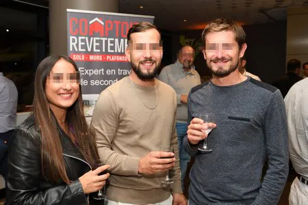 Photo de groupe de collaborateurs lors d'une soirée d'entreprise à Lyon