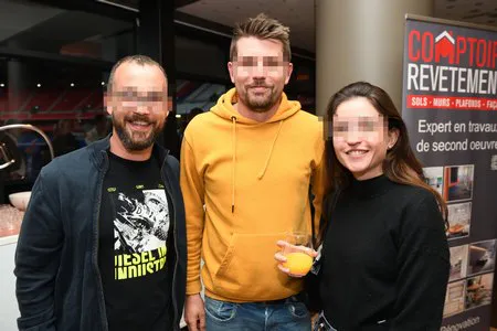 Photo souvenir de collaborateurs lors d'une soirée d'anniversaire d'entreprise à Lyon