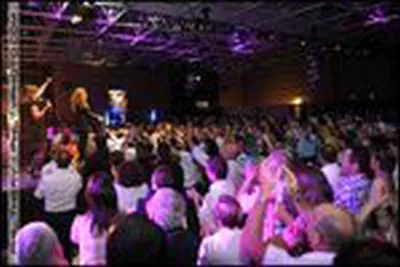 Ambiance de soiree professionnelle lors d un evenement d entreprise a Lyon