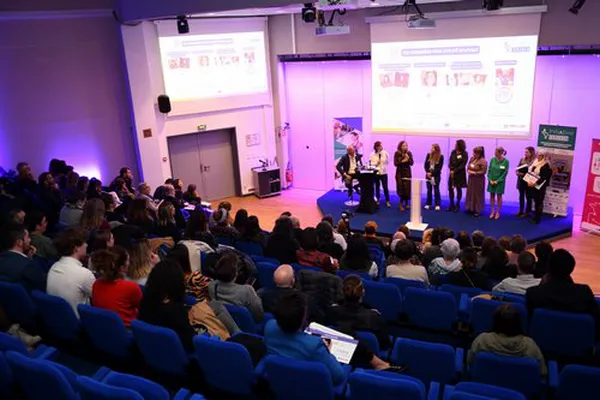Cérémonie de remise de prix au féminin récompensant des femmes entrepreneures à Lyon