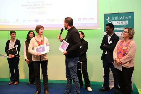 Lauréate récompensée lors d'une remise de prix dédiée à l'entrepreneuriat féminin