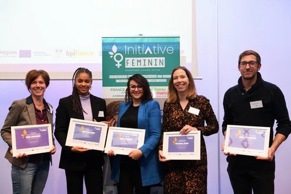 Ambiance d'une cérémonie valorisant la création et la reprise d'entreprise par des femmes
